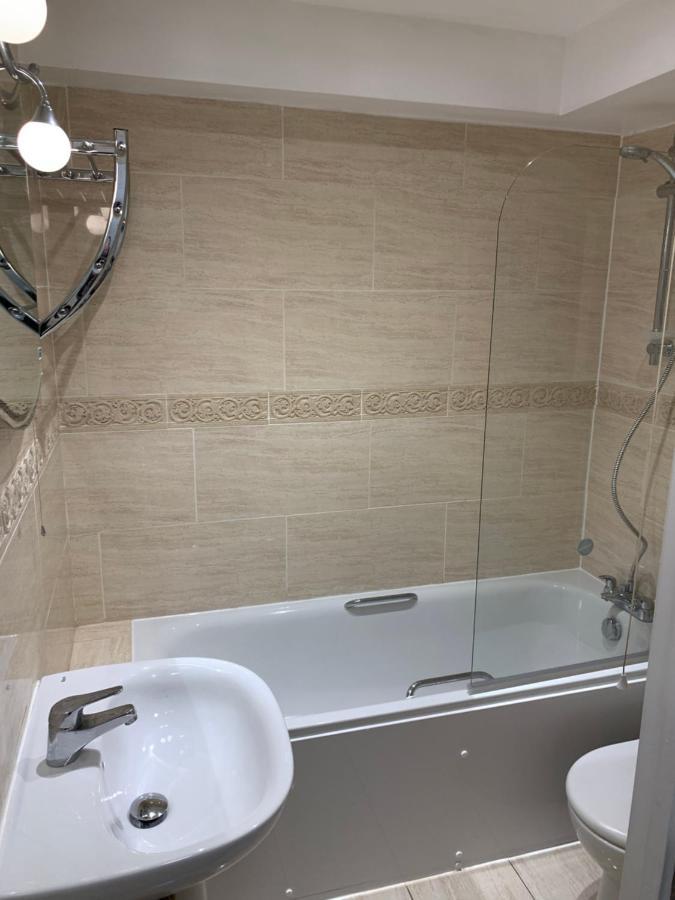 Spacious 2 Bed Apartment With Off Street Parking Bath Exterior foto