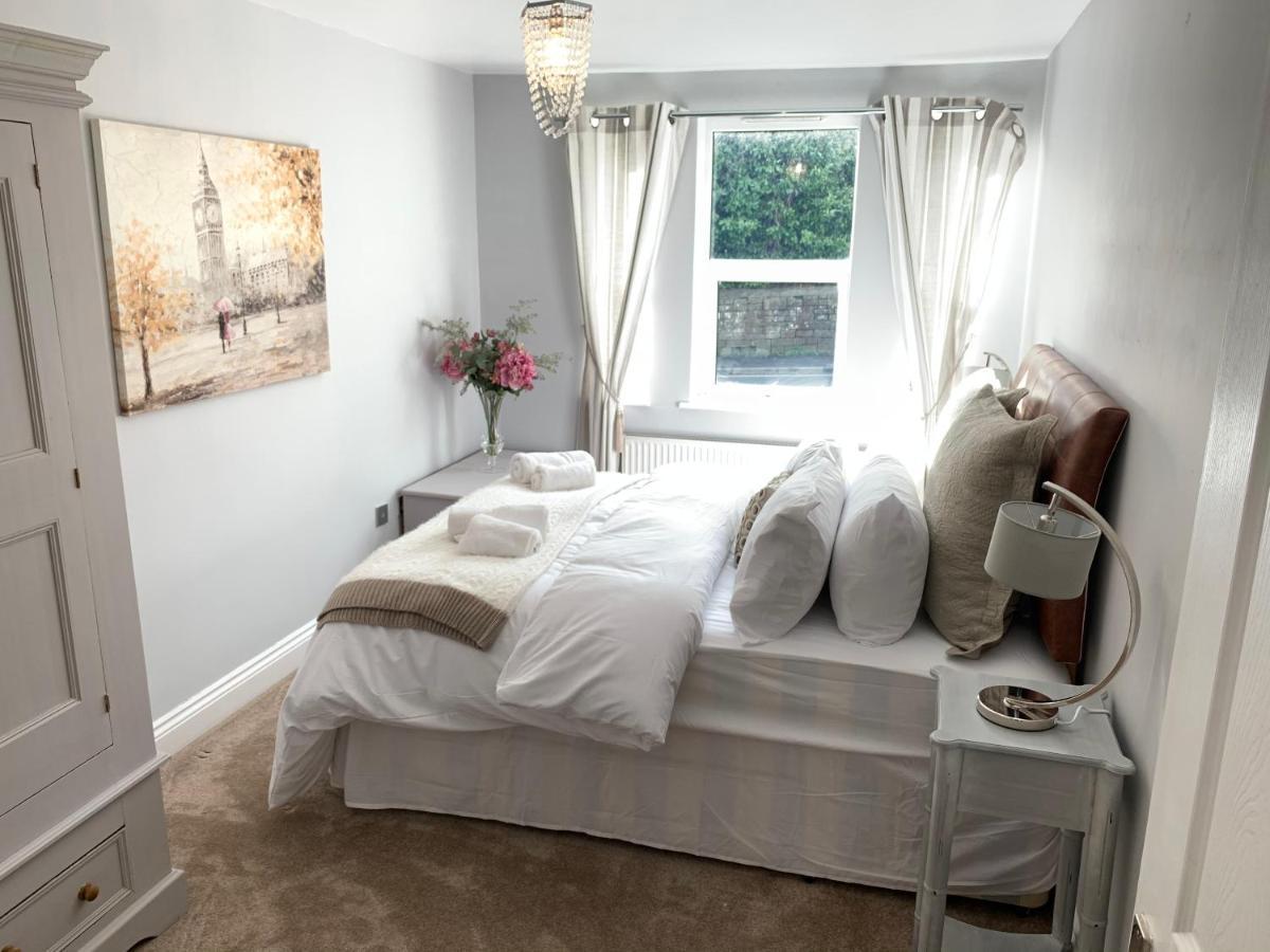 Spacious 2 Bed Apartment With Off Street Parking Bath Exterior foto