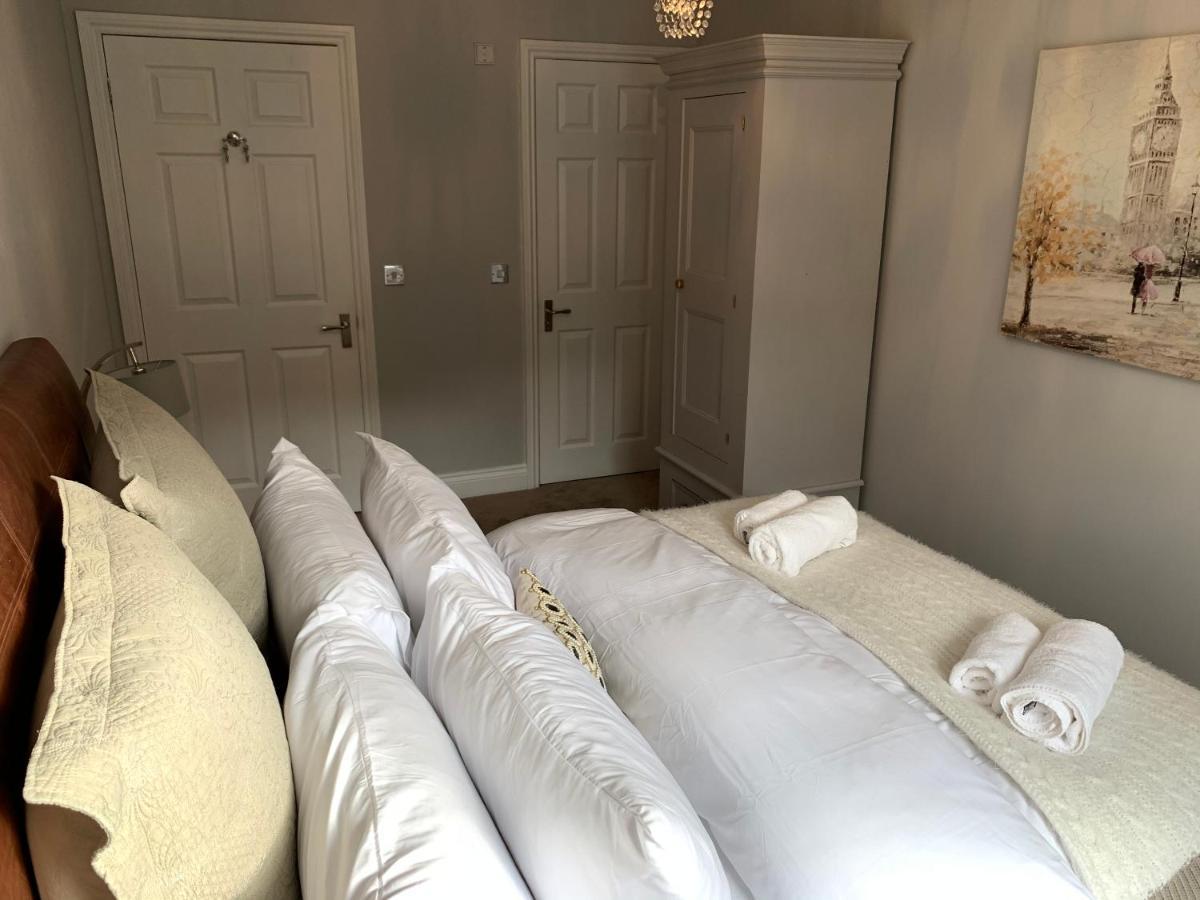 Spacious 2 Bed Apartment With Off Street Parking Bath Exterior foto